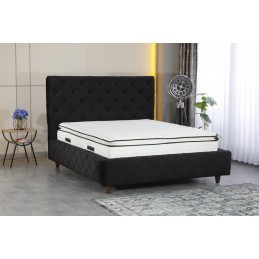 Pat tapitat Praga negru...